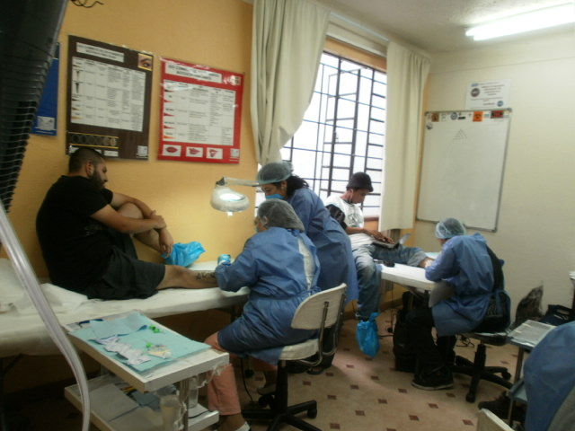 Preparando a los modelos para tatuarlos