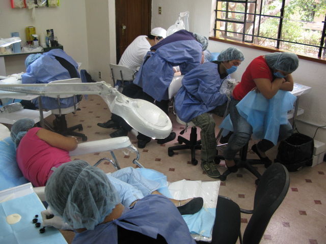 El instructor muestra la técnica a detalle